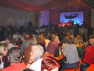 Tivola's Welt - Bildergalerie Neuendorfer Dorffest im Jahr 2003 - Beatabend mit der Gruppen The Jets, Sperrstund und Sohlmen