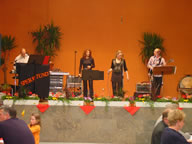 Tivola's Welt - Bildergalerie Neuendorfer Dorffest im Jahr 2003 - Beatabend mit der Gruppen The Jets, Sperrstund und Sohlmen