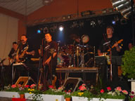 Tivola's Welt - Bildergalerie Neuendorfer Dorffest im Jahr 2003 - Beatabend mit der Gruppen The Jets, Sperrstund und Sohlmen
